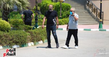 أشرف زكى أول الحاضرين لصلاة الجنازة على جثمان الراحلة رجاء حسين