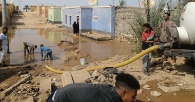 إصلاح خط مياه بعد كسره وتسببه في غرق منزل بأسوان