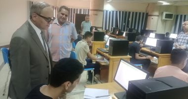 وكيل تعليم كفر الشيخ يشهد الاختبارات الإلكترونية للالتحاق بمدارس المتفوقين