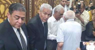 بدء عزاء الفنانة رجاء حسين بالحامدية الشاذلية وسيف عبد الرحمن يتلقى العزاء.. صور