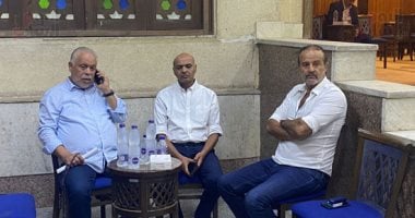 أشرف زكى أول الحاضرين فى عزاء الراحلة رجاء حسين.. صور