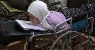صفاء سفيرة السلام تتحدى الإعاقة بالشعر والرسم بالفم.. رسالتها لكل صاحب طموح