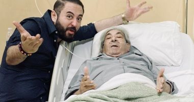 فاروق فلوكس فى صورة جديدة من داخل المستشفى بصحبة عمرو عبد العزيز