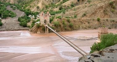 أغرب وأخطر الجسور حول العالم.. أشهرها على ارتفاع 460 مترًا عن سطح البحر