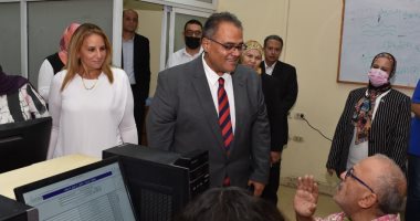 نائب رئيس جامعة عين شمس يتفقد معمل تنسيق ذوى القدرات الخاصة