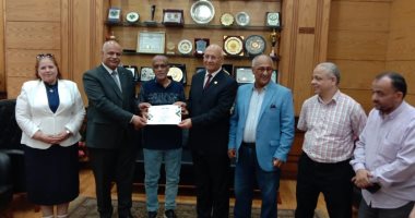 رئيس جامعة بنها يكرم مندوبى المالية بالجامعة تقديرًا لجهودهم 