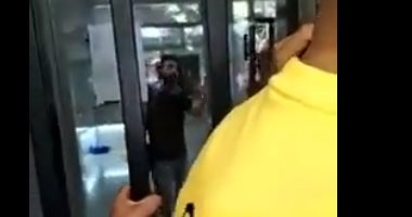صورة متداولة لمحتجز الرهائن فى لبنان وعناصر أمنية تطوق محيط البنك