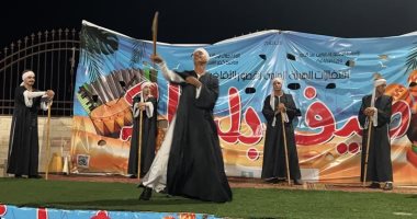 صور.. عروض فرقة ملوي تجذب المصطافين بمصيف بلطيم في مهرجان صيف بلدنا المجاني