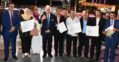 محافظ جنوب سيناء يكرم أوائل الطلبة في جميع مراحل التعليم.. صور