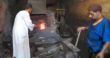 العم عبد الفتاح 70 عاما بين لهب فرن الكور والطرق على السندان بقنا.. يمتلك أقدم ورشة حدادة فى الصعيد.. ويعتمد على تشكيل الآلات الزراعية للمزارع بعد صهر الحديد.. ويؤكد: حافظت على مهنتى وعلمتها لأبنائي