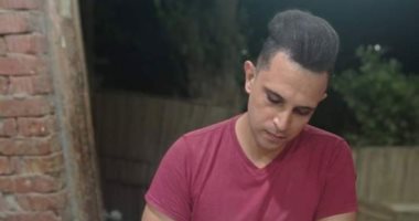 محمد غنيم نجار دمياطى يصنع من الخشب تحفا وأنتيكات مبهرة تسر الناظرين.. صور