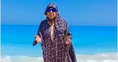 إسدال ونضارة وطرحة.. فيفي عبده على الشاطئ بالساحل الشمالي.. فيديو  