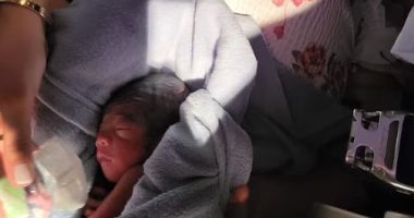 ولادة بين السماء والأرض.. زوجان يساعدان راكبة لتضع طفلها برحلة طيران "صور"
