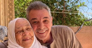 شاهد.. آخر صورة جمعت محمود حميدة ووالدته