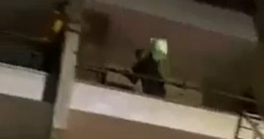 إنقاذ قطة من السقوط من بلكونة منزل بالمنيا.. فيديو