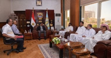 محافظ مطروح يناقش مع مدير تعليم المحافظة الاستعداد للعام الدراسى الجديد