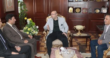 محافظ بني سويف يبحث مع نقيب البيطريين تعظيم دور القطاع فى تنمية الثروة الحيوانية 