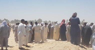 تشييع جنازة 4 أشقاء ضحايا الصعق الكهربائى بقرية الغرق بالفيوم.. صور