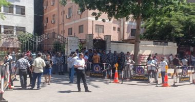 توافد أهالى المتوفين والمصابين بحريق كنيسة المنيرة أمام مستشفى إمبابة.. صور