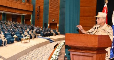 وزير الدفاع يلتقى بمقاتلى القوات البحرية المصرية 