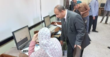 وكيل تعليم قنا يتابع الاختبار الإلكتروني للطلاب المتقدمين بمدارس المتفوقين