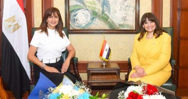 نبيلة مكرم فى استقبال وزيرة الهجرة الجديدة بمقر الوزارة: ربان السفينة الجديد
