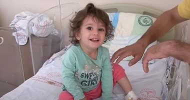 طفلة شجاعة تبلغ من العمر عامين تقتل ثعبانا انتقاما من لدغها