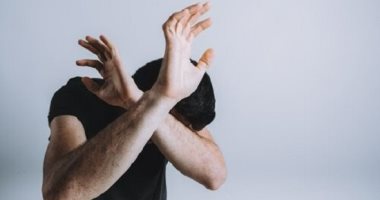6 علامات للخوف فى لغة الجسد لا يمكن إخفاؤها.. عيون متسعة وجسم منكمش