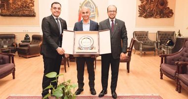 نواب "التنسيقية" يهدون درعا تذكارية لرئيس جامعة الزقازيق نظراً لجهوده الحثيثة