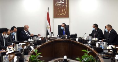 رئيس الوزراء يوجه بالقضاء على المواقف العشوائية على مصاعد ومنازل الدائري