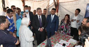 محافظ الفيوم يتفقد أعمال القافلة التنموية الشاملة لمؤسسة حياة كريمة بقرية قلهانة