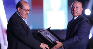 الجامعة الكندية بالعاصمة الإدارية تحتفل بتخريج أول دفعة بحضور 4 وزراء.. وزير النقل ينقل تهنئة الرئيس السيسي للخريجين.. وزيرة التعليم الكندية تشكر الرئيس.. وأيمن عاشور: مصر تنتظر الخريجين لصناعة المستقبل