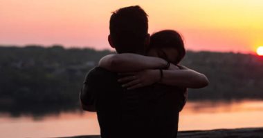امرأة صينية تقاضى زميلها فى العمل لكسر ضلوعها عن طريق احتضانها بشدة
