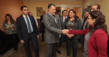 وزير السياحة يقوم بجولة داخل الوزارة للتعرف على العاملين بالقطاعات المختلفة