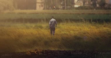 أحمد يهوى فن التصوير وتخصص فى المناظر الطبيعية والآثارية لمصر