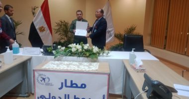تكريم عامل بمطار أسيوط الدولى لأمانته وإعادته مشغولات ذهبية لإحدى الراكبات