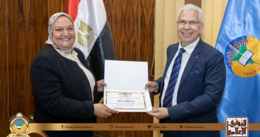 مجلس الدراسات العليا يكرم وكيل كلية الصيدلة ومدير العلاقات الثقافية بجامعة طنطا