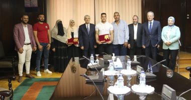 وزير الكهرباء يكرم الطلاب الحاصلين على المرتبة الأولى بالثانوية العامة
