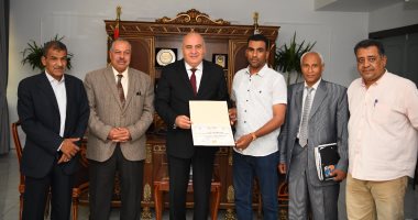 وفر فرص عمل لـ 25 فتاة.. محافظ قنا يكرم صاحب مصنع بمنطقة "هو" الصناعية 