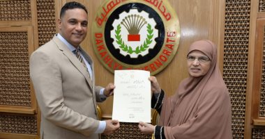 محافظ الدقهلية يسلم الأم المثالية بالمحافظة وسام الكمال من الطبقة الثانية