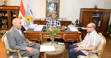 محافظ أسيوط يوافق على 524 طلب إجازة وندب وإعارة لبعض العاملين بالصحة