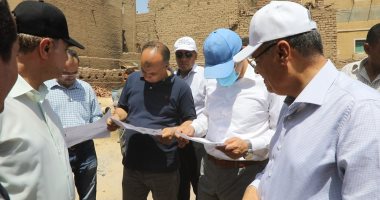 محافظ المنيا يراجع عددا من تراخيص البناء فى جولة ميدانية بقرية تندة