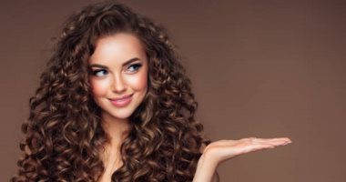5 فوائد لزيت جوز الهند تجعله مثاليا للشعر الكيرلى.. يرطبه ويمنحه مظهرا صحيا