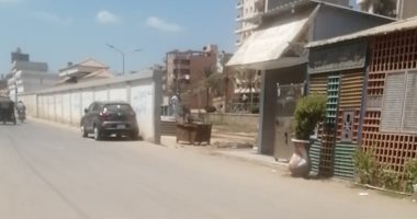 آخر حجر مرفوض.. حكاية غلق مقهى على شريط القطار وجلوس الشباب على القضبان.. صور