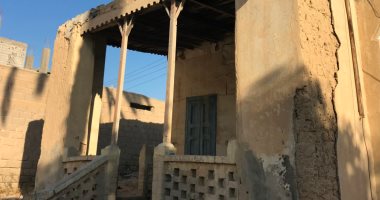 حكاية البيت العرايشى القديم بشمال سيناء.. تراث لا يزال حاضرًا يحفظ ذكريات ومتعلقات الأجداد.. يُشيد من طين تجلبه السيول.. ويتكون من غرفة تجمع العائلة وفناء واسع مزروع بالفواكه والخضراوات وفرن العيش.. صور