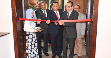 رئيس جامعة الفيوم يفتتح معرض "مقتطفات من الحلى المعدنى" بكلية التربية النوعية