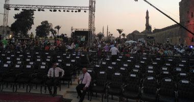 بدء توافد الجمهور لحضور فعاليات مهرجان القلعة للموسيقى والغناء.. صور