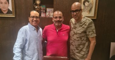 أصدقاء أيمن بهجت قمر يحتفلون بحصوله على البكالوريوس