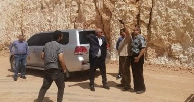 محافظ الوادي الجديد يتفقد أعمال ازدواج مسار النقب على طريق الخارجة أسيوط
