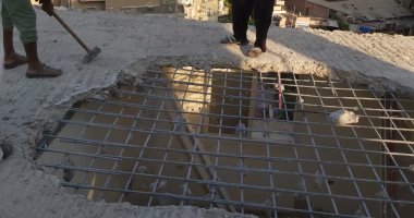حى الدقى يزيل بناء مخالف أعلى سطح عقار بشارع السد العالى.. صور